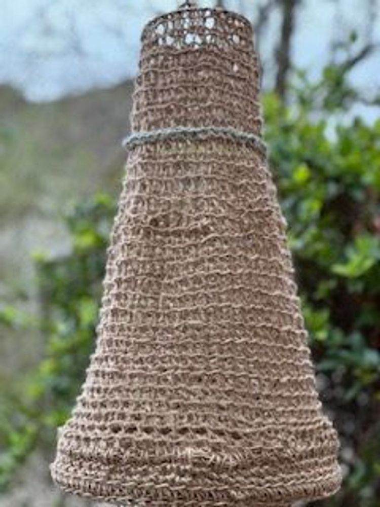 Aménagements pour bureau - Luminaire CLOCHETTE en jute Dimensions: Hauteur 50 cm et Largeur 30 cm livré avec monture électrique - ADELE VAHN
