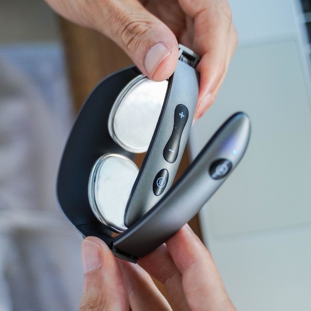 Loungewear - Portable and foldable neck massager with heating and customizable massage for immediate relief - OUI SMART