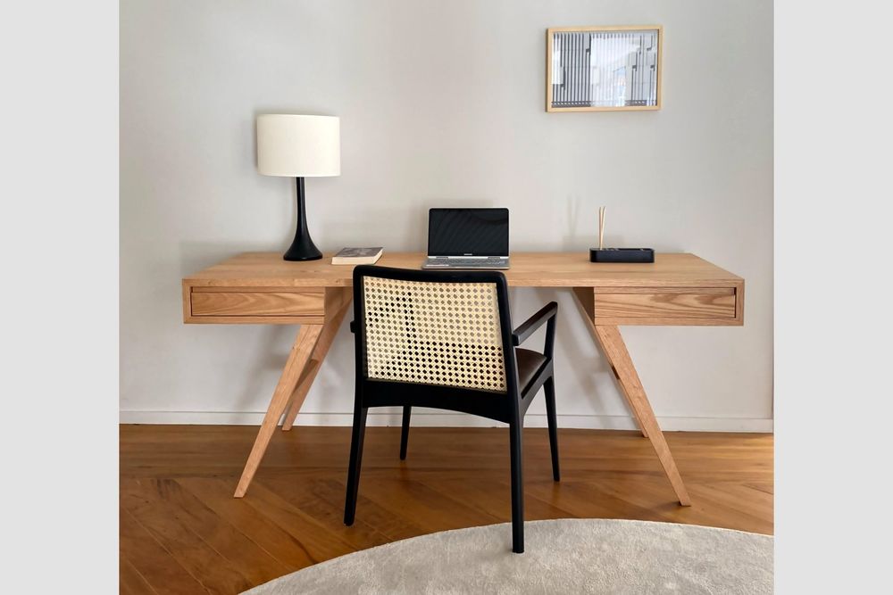 Lampes de bureau - "TULIPA" LAMPE DE TABLE EN BOIS MASSIF - ALESSANDRA DELGADO DESIGN