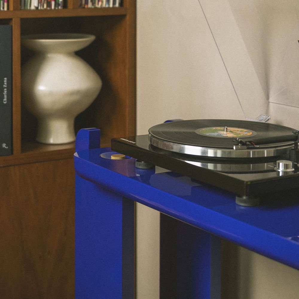 Console table - Ipanema Console in High Gloss Lacquered Wood and Brass Details - DUISTT