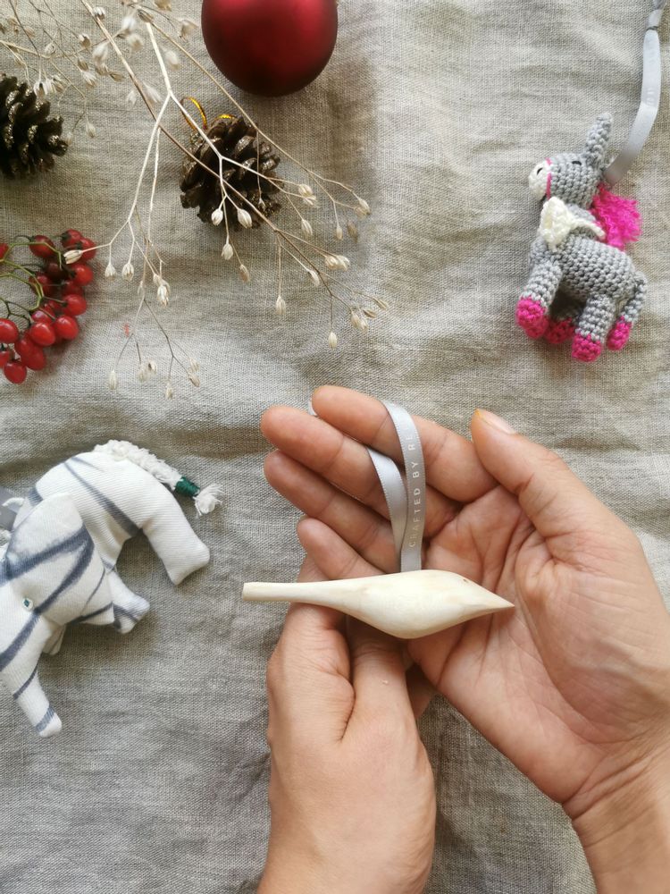 Christmas garlands and baubles - Holiday Ornament Collection - UNHCR/MADE51