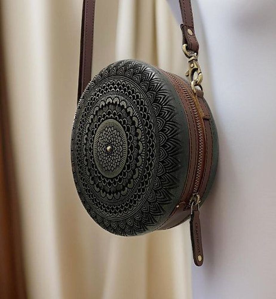 Sacs et cabas - Artful carved wood round bag. - THECRAFTROOT