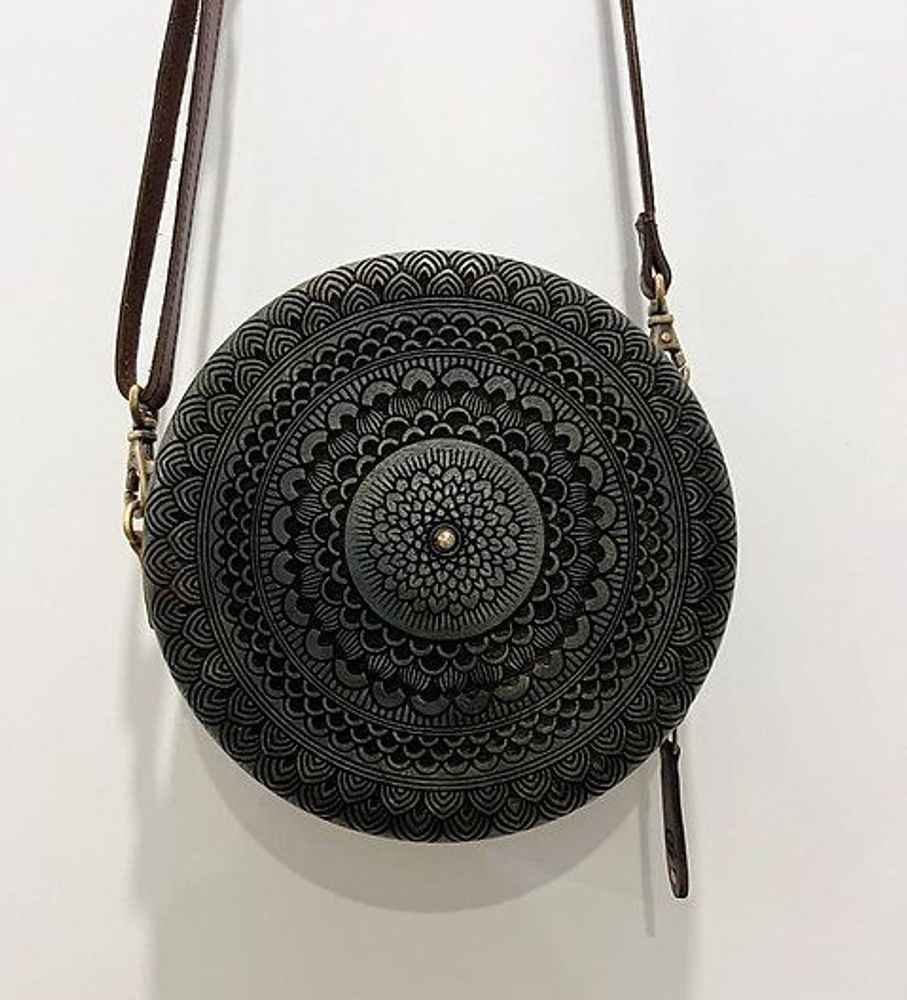 Sacs et cabas - Artful carved wood round bag. - THECRAFTROOT