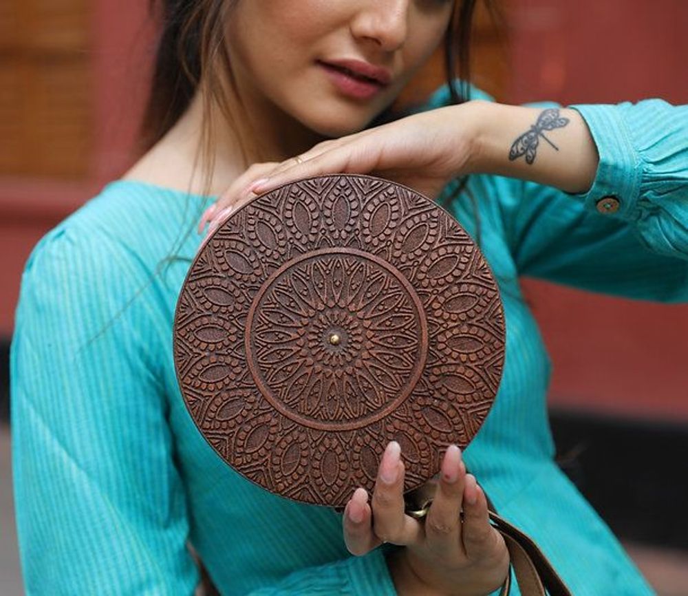 Sacs et cabas - CARVED WOOD AND LEATHER ROUND SLING BAG. - THECRAFTROOT