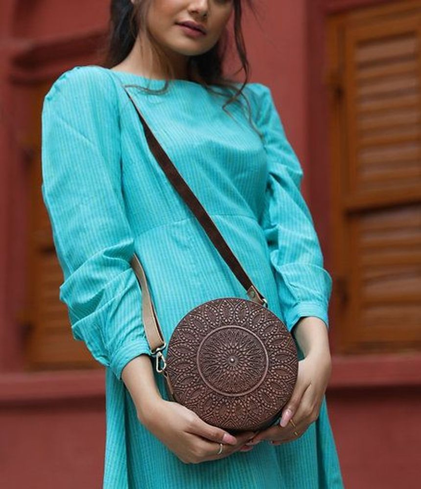 Sacs et cabas - CARVED WOOD AND LEATHER ROUND SLING BAG. - THECRAFTROOT
