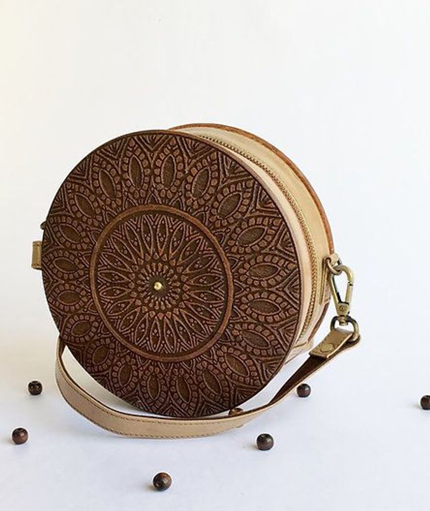 Sacs et cabas - CARVED WOOD AND LEATHER ROUND SLING BAG. - THECRAFTROOT