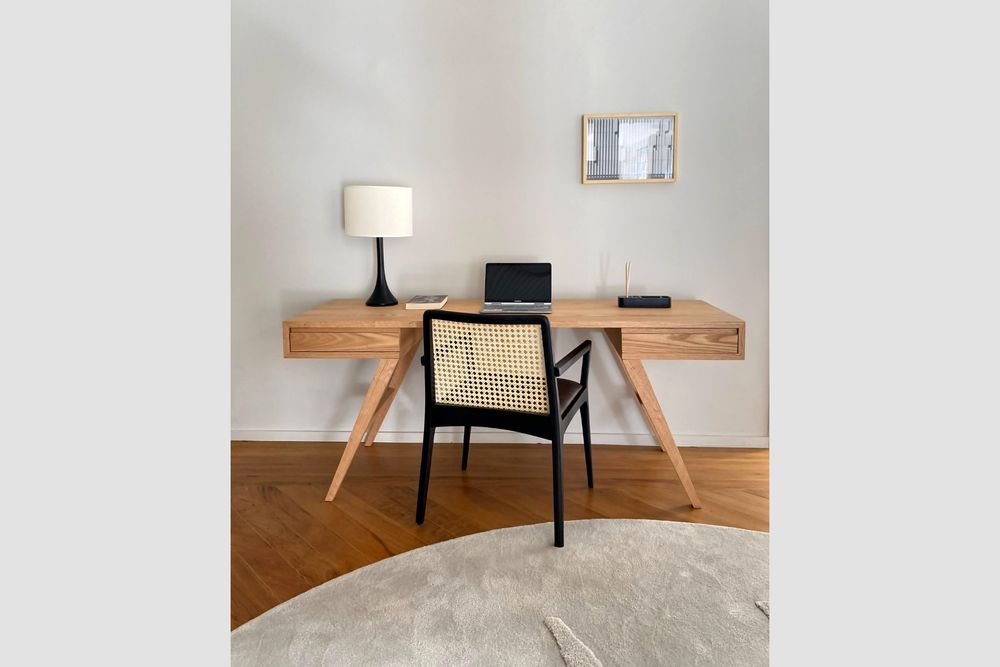 Chaises de jardin - "JULIA" CHAISE MINIMALISTE AVEC ACCOUDOIRS EN BOIS MASSIF - ALESSANDRA DELGADO DESIGN
