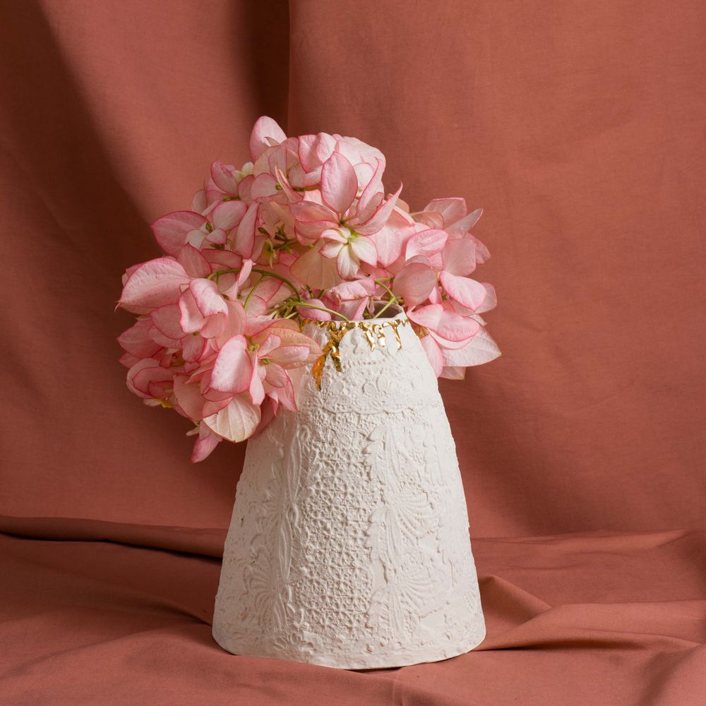 Vases - Série de superpositions de dentelle vase en porcelaine et or - ATELIER LE MOTIF