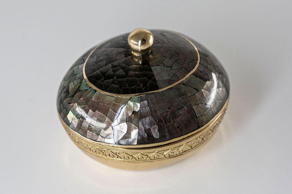 Decorative objects - Oval box in recycled brass and natural mother-of-pearl - WILD BY MOSAIC