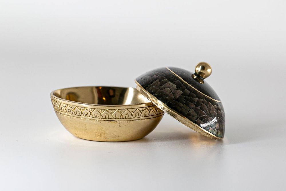 Decorative objects - Oval box in recycled brass and natural mother-of-pearl - WILD BY MOSAIC
