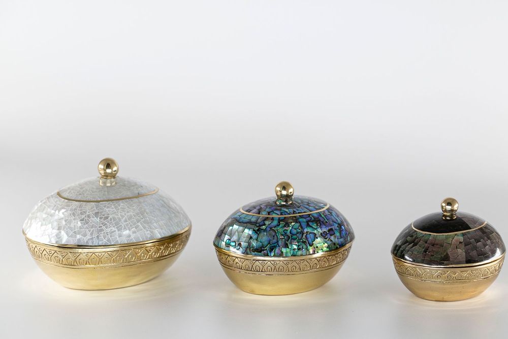 Decorative objects - Oval box in recycled brass and natural mother-of-pearl - WILD BY MOSAIC