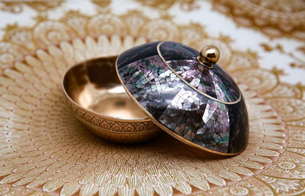 Decorative objects - Oval box in recycled brass and natural mother-of-pearl - WILD BY MOSAIC
