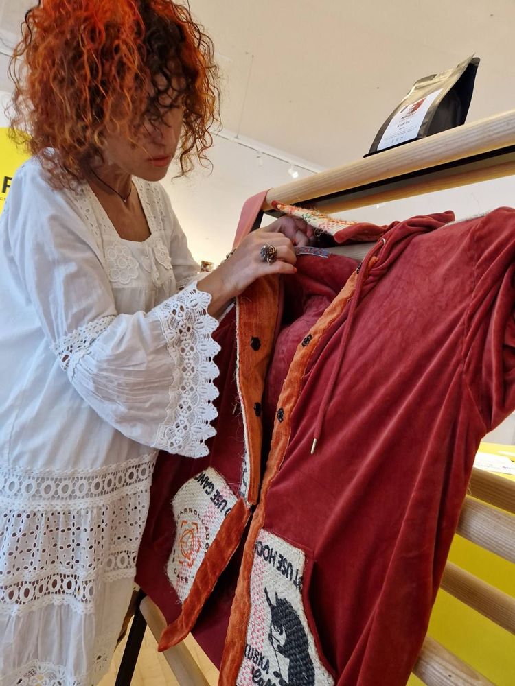 Prêt-à-porter - Juste un café. Veste à capuche unisexe en velours doux et sac à café. - VLADA DIZIK KOSHKIN DOM