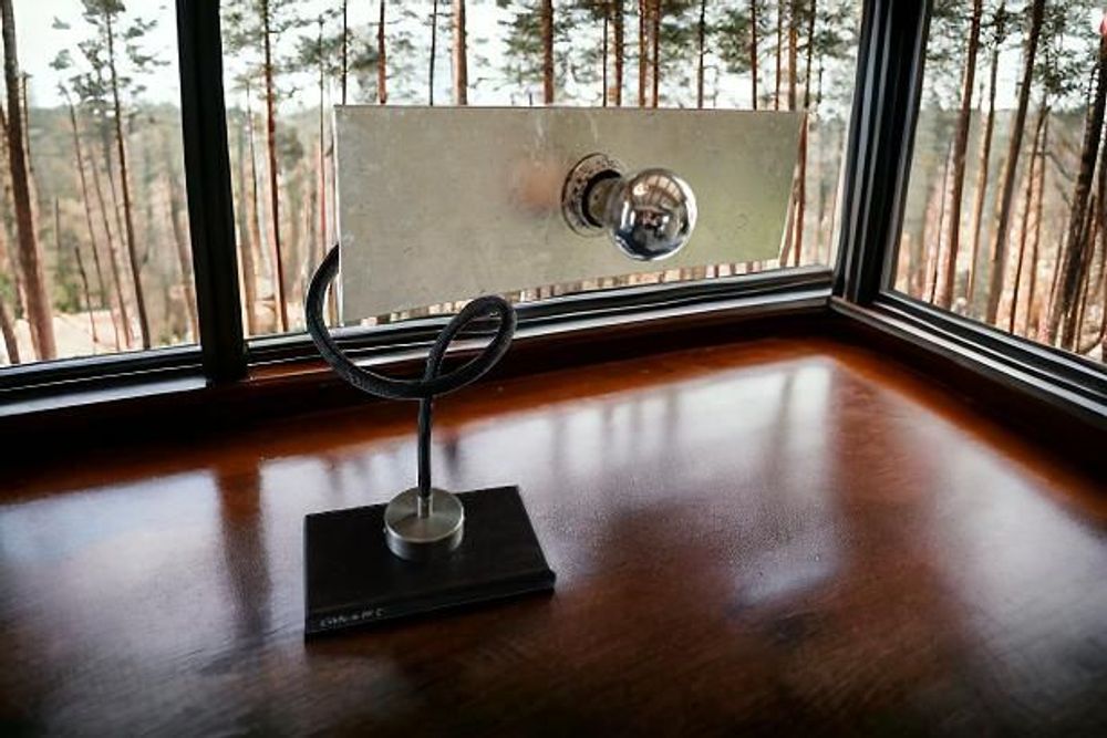 Objets de décoration - Mouvement. Lampe à poser feuille d'or blanc 9 carats. - ATELIER DE MR C