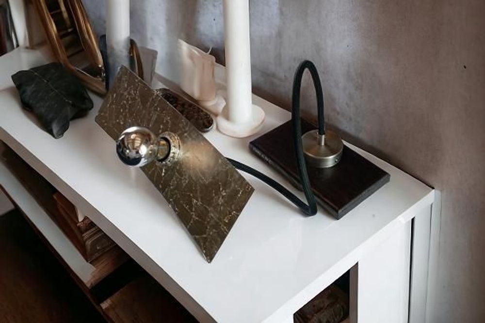 Objets de décoration - Mouvement. Lampe à poser feuille d'or blanc 9 carats. - ATELIER DE MR C