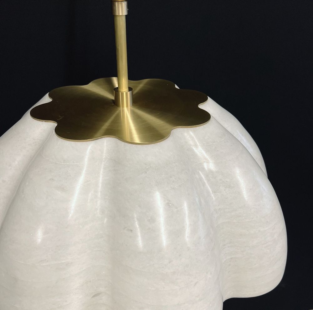 Objets de décoration - Grand Lustre Medusa en marbre blanc. - ATELIER H