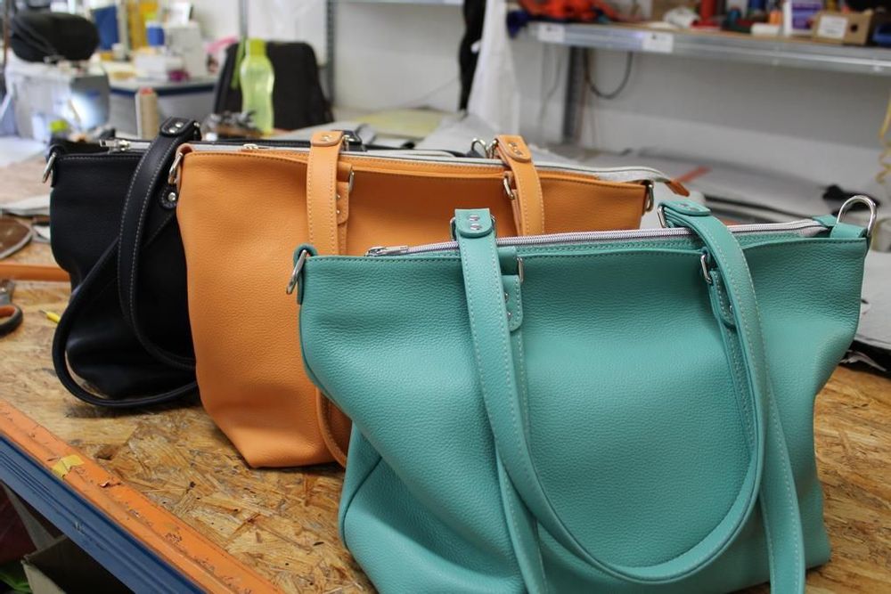Customizable objects - MANUFACTURE OF VEGETABLE TANNED LEATHER BAGS - COULEURS DE PEAU