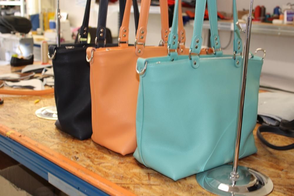 Customizable objects - MANUFACTURE OF VEGETABLE TANNED LEATHER BAGS - COULEURS DE PEAU