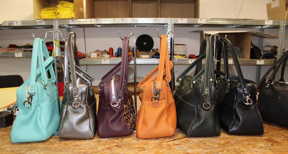 Customizable objects - MANUFACTURE OF VEGETABLE TANNED LEATHER BAGS - COULEURS DE PEAU