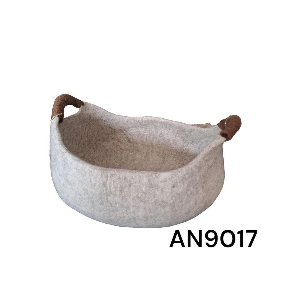 Design objects - Basket with handle - FELTGHAR - HANDMADE WITH LOVE