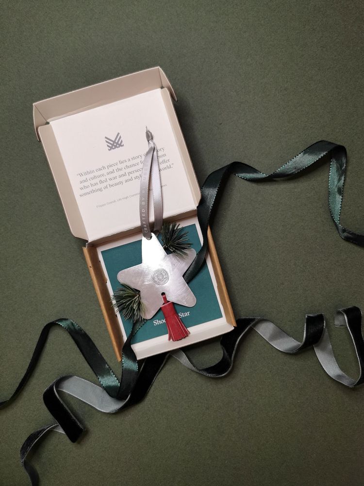 Guirlandes et boules de Noël - Une histoire pour chaque cadeau - UNHCR/MADE51