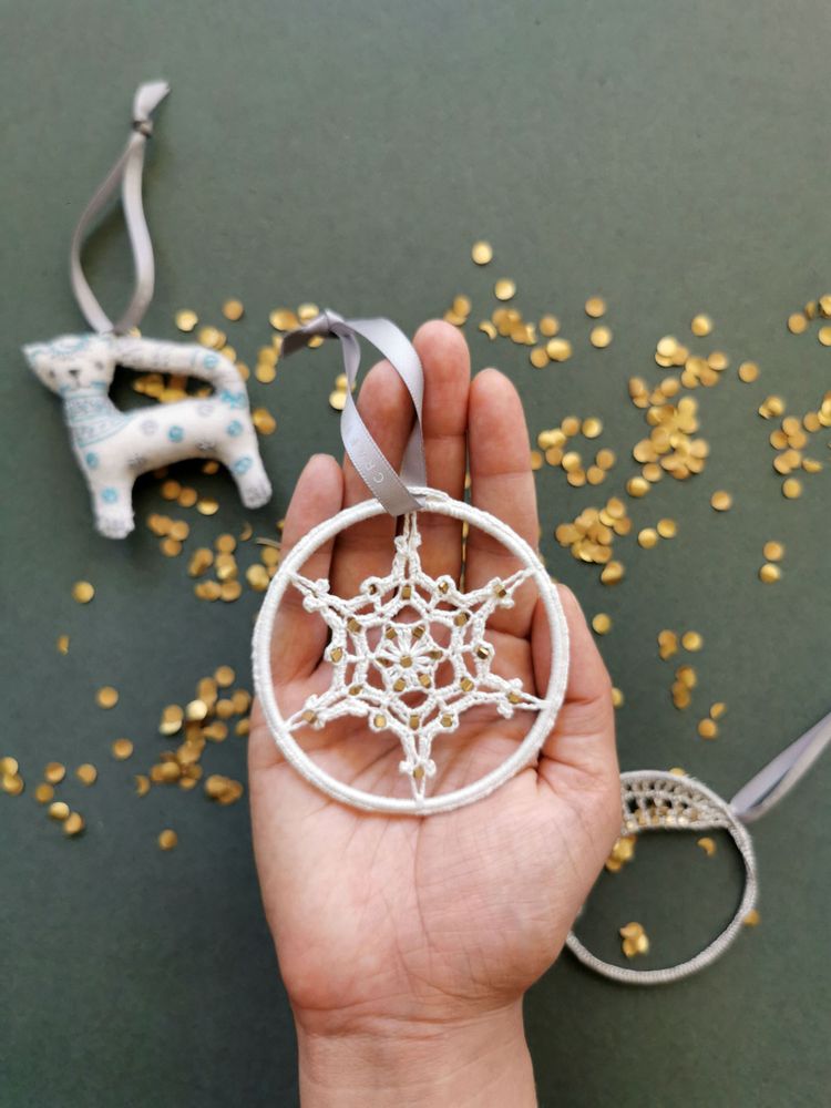 Guirlandes et boules de Noël - Une histoire pour chaque cadeau - UNHCR/MADE51
