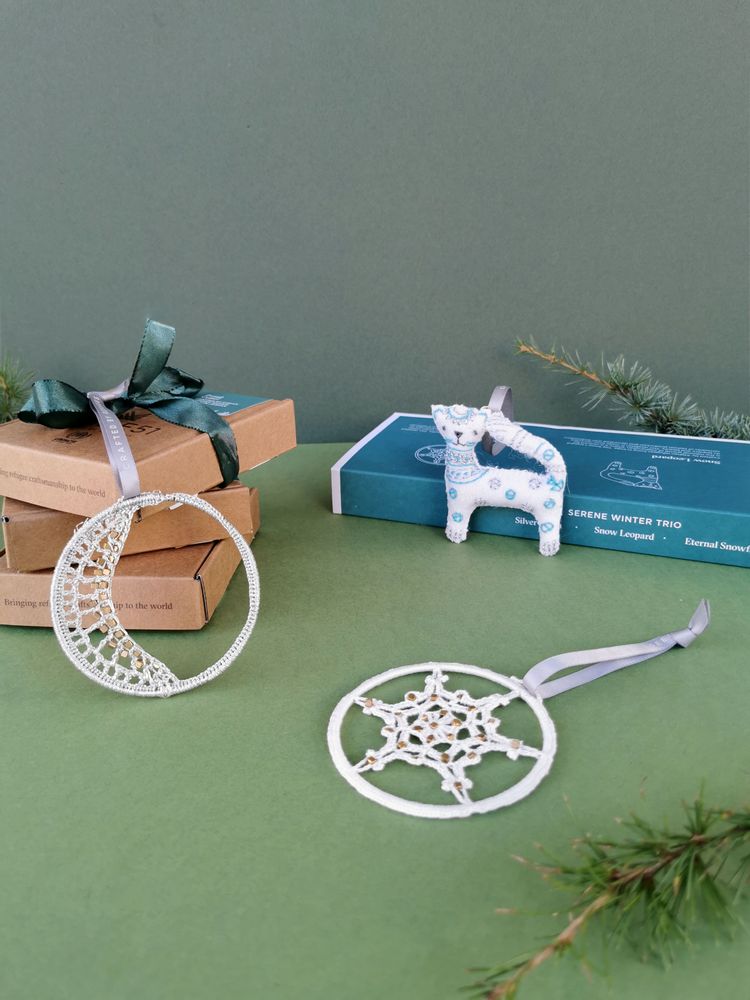 Guirlandes et boules de Noël - Une histoire pour chaque cadeau - UNHCR/MADE51