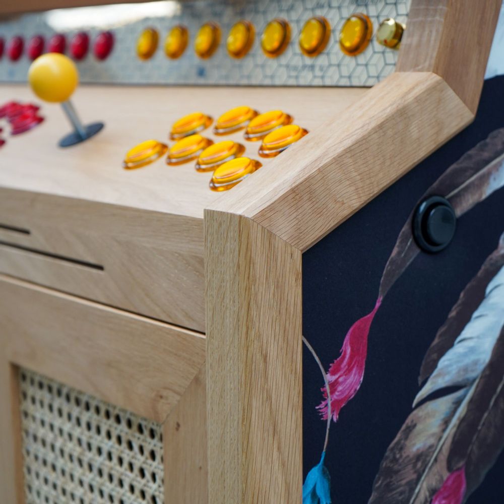 Objets de décoration - SENPAI V3 : machine d'arcade de luxe, plus de 5 500 jeux en chêne - MAISON ROSHI - LUXURY ENTERTAINMENT CABINETS