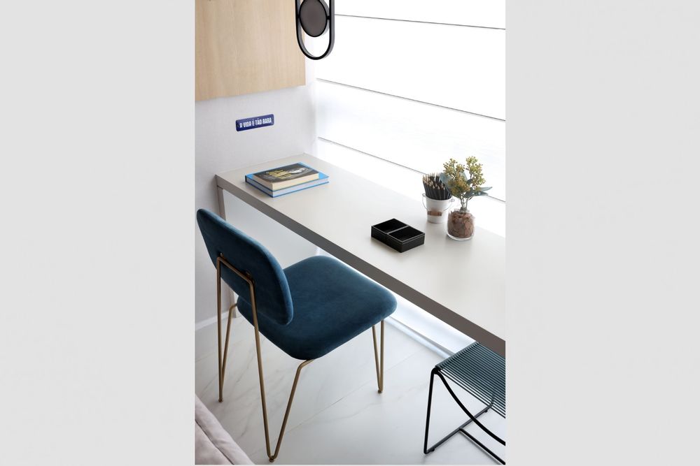 Chaises - "BRUNA" CHAISE MINIMALISTE AVEC DOSSIER FLEXIBLE - ALESSANDRA DELGADO DESIGN