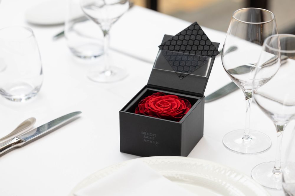 Décorations florales - Un secret - My love - 1 rose rouge éternelle XXL - Taille M - BENOIT SAINT AMAND