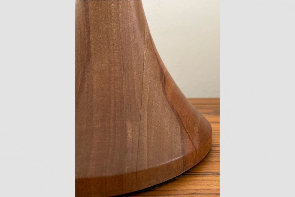 Lampes de bureau - "TULIPA" LAMPE DE TABLE EN BOIS MASSIF - ALESSANDRA DELGADO DESIGN
