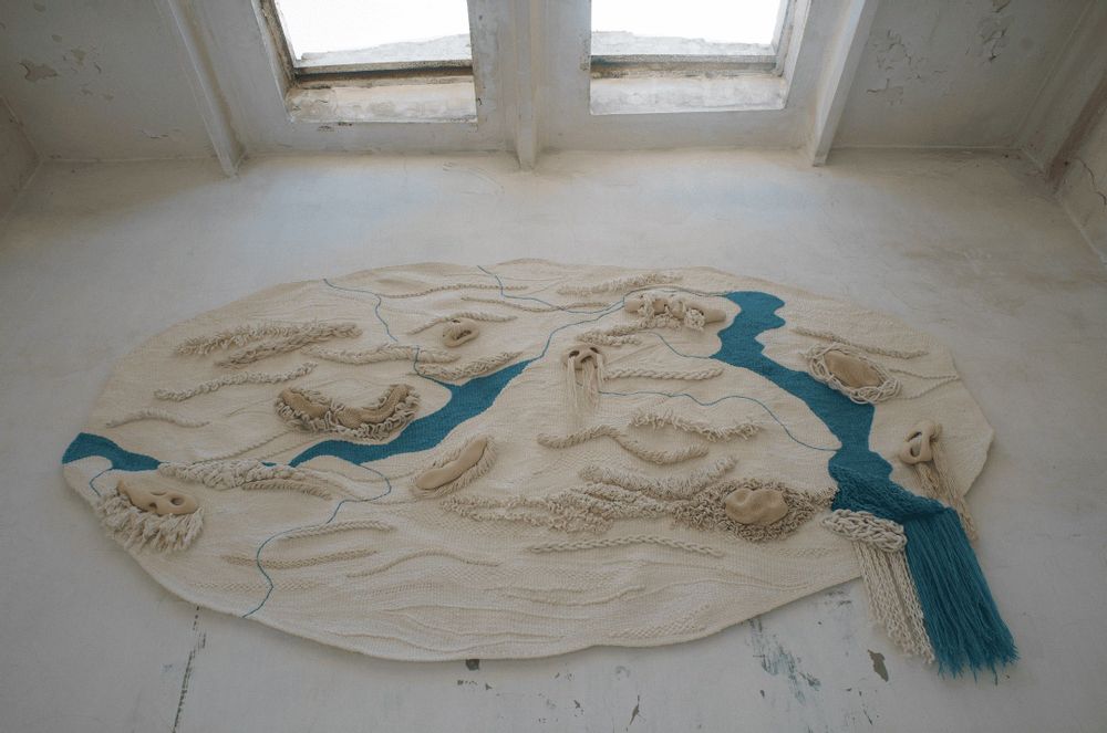 Tapis design - Tapisserie "La rivière en moi". Artiste Julia Tischenko - GALERIE SANA MOREAU