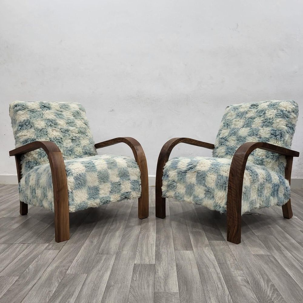 Table linen - Moroccan wooden chairs and kilims - KASBAHARTTRESOR