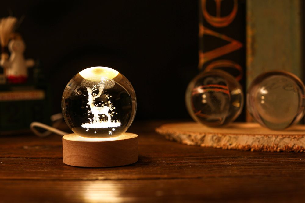 Cadeaux - Boule de verre gravée sur base en bois LED avec télécommande. - LE COMPTOIR DU NEON