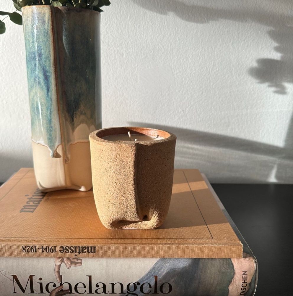 Objets de décoration - BOUGIE NATURELLE PARFUMÉE EN GRÈS ROUX - ORANGE ÉPICÉE - DI VINCENZO POUJOULA