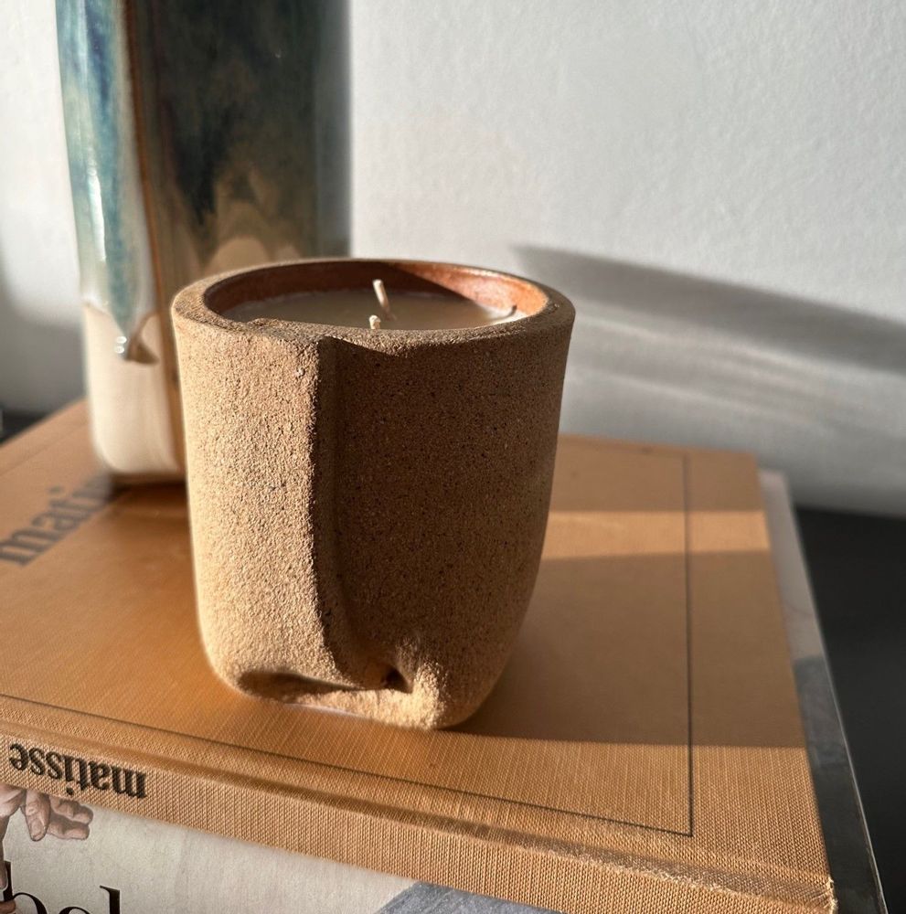 Objets de décoration - BOUGIE NATURELLE PARFUMÉE EN GRÈS ROUX - ORANGE ÉPICÉE - DI VINCENZO POUJOULA