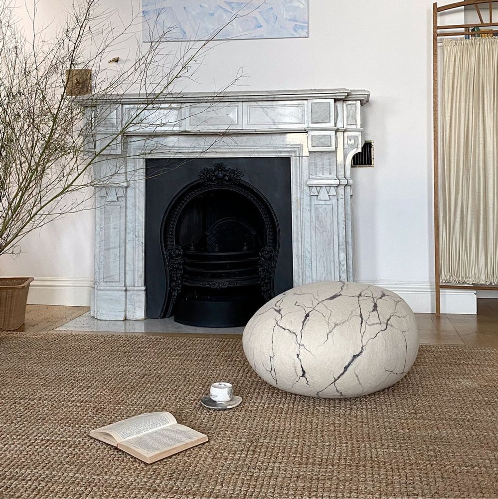 Coussins - Meuble pouf ottoman en laine "Marbre blanc". - KATSU STONES