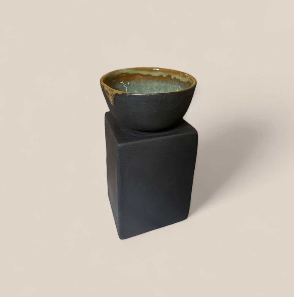 Objets de décoration - BOUGIE PARFUMÉE NATURELLE DANS UN PIÈDESTAL EN GRÈS NOIR - BOIS DE OUD - DI VINCENZO POUJOULA
