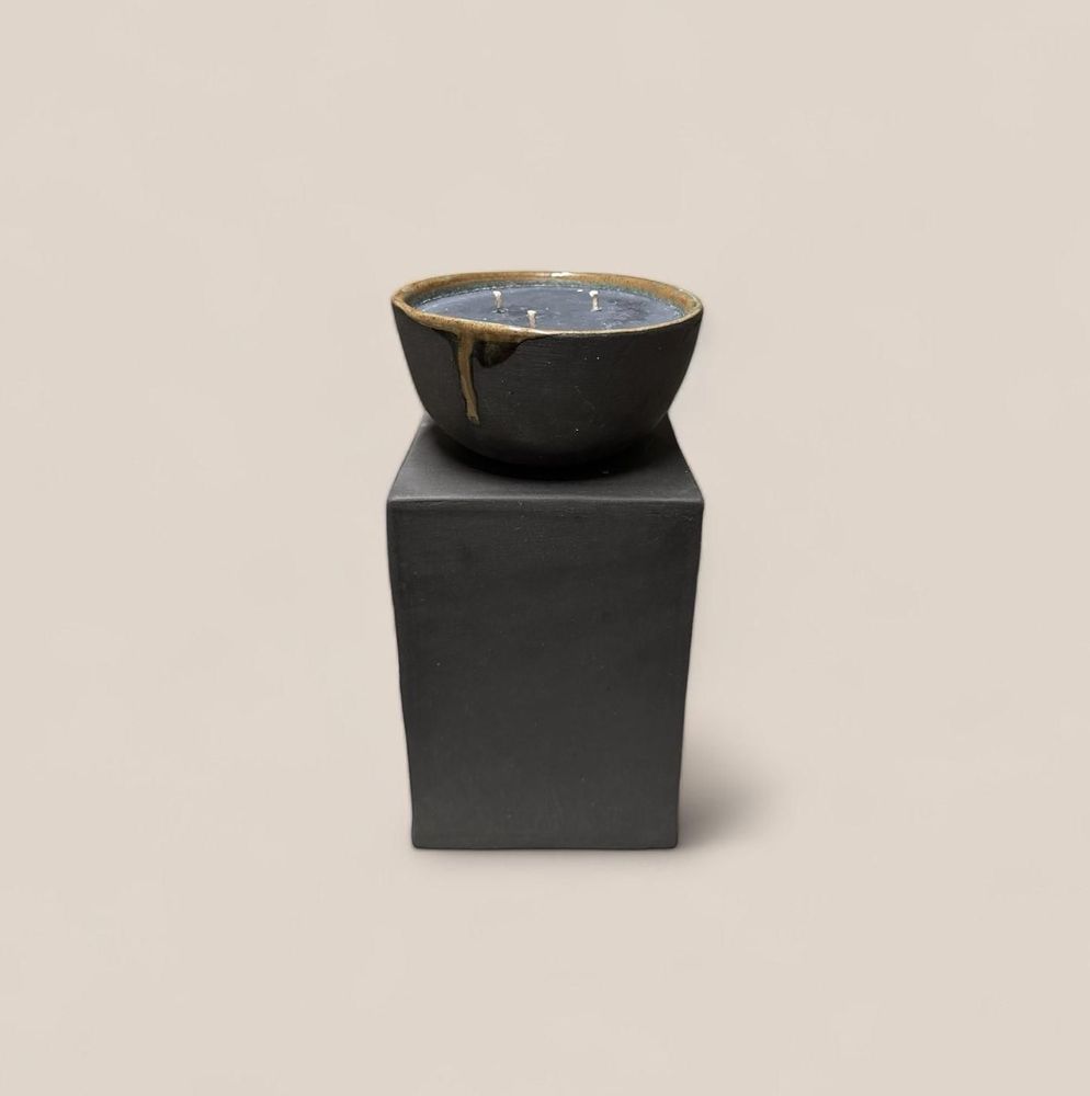 Objets de décoration - BOUGIE PARFUMÉE NATURELLE DANS UN PIÈDESTAL EN GRÈS NOIR - BOIS DE OUD - DI VINCENZO POUJOULA