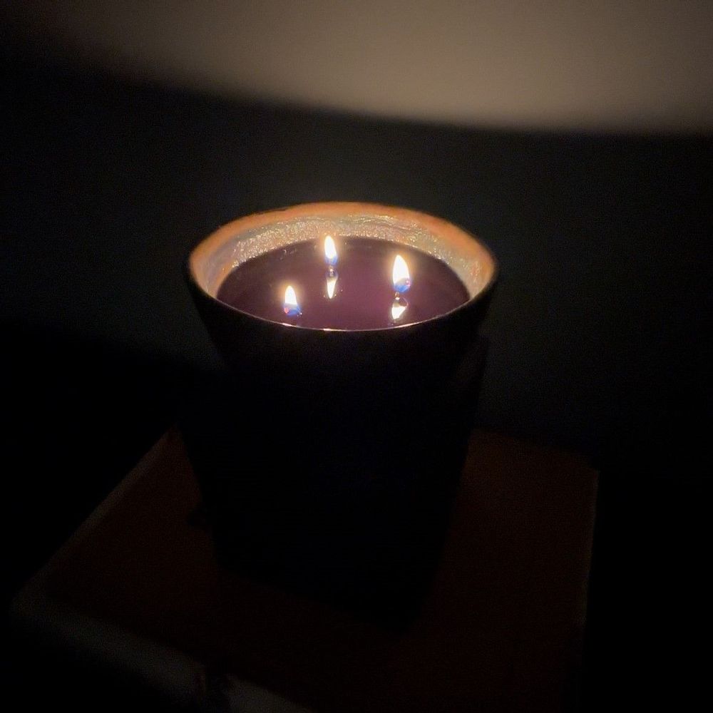 Objets de décoration - BOUGIE PARFUMÉE NATURELLE DANS UN PIÈDESTAL EN GRÈS NOIR - BOIS DE OUD - DI VINCENZO POUJOULA