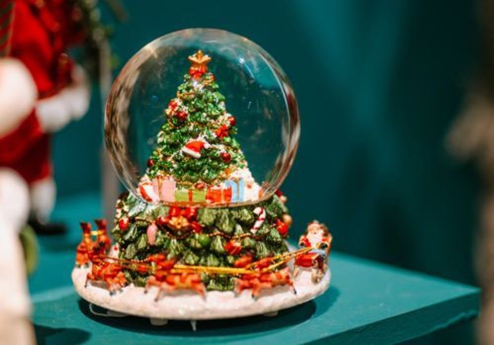 Décorations pour tables de Noël - MUS.XMAS TREE W/SANTA/SLEIGH SNOW GLOBE GRN 17,5CM - GOODWILL M&G