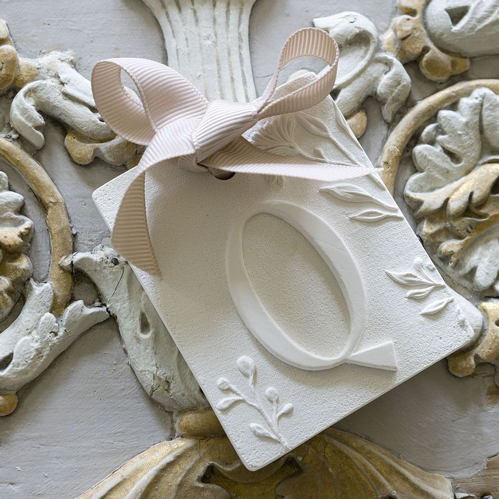 Senteurs - Décor parfumé lettre Q - Voile de Lin - MATHILDE M.