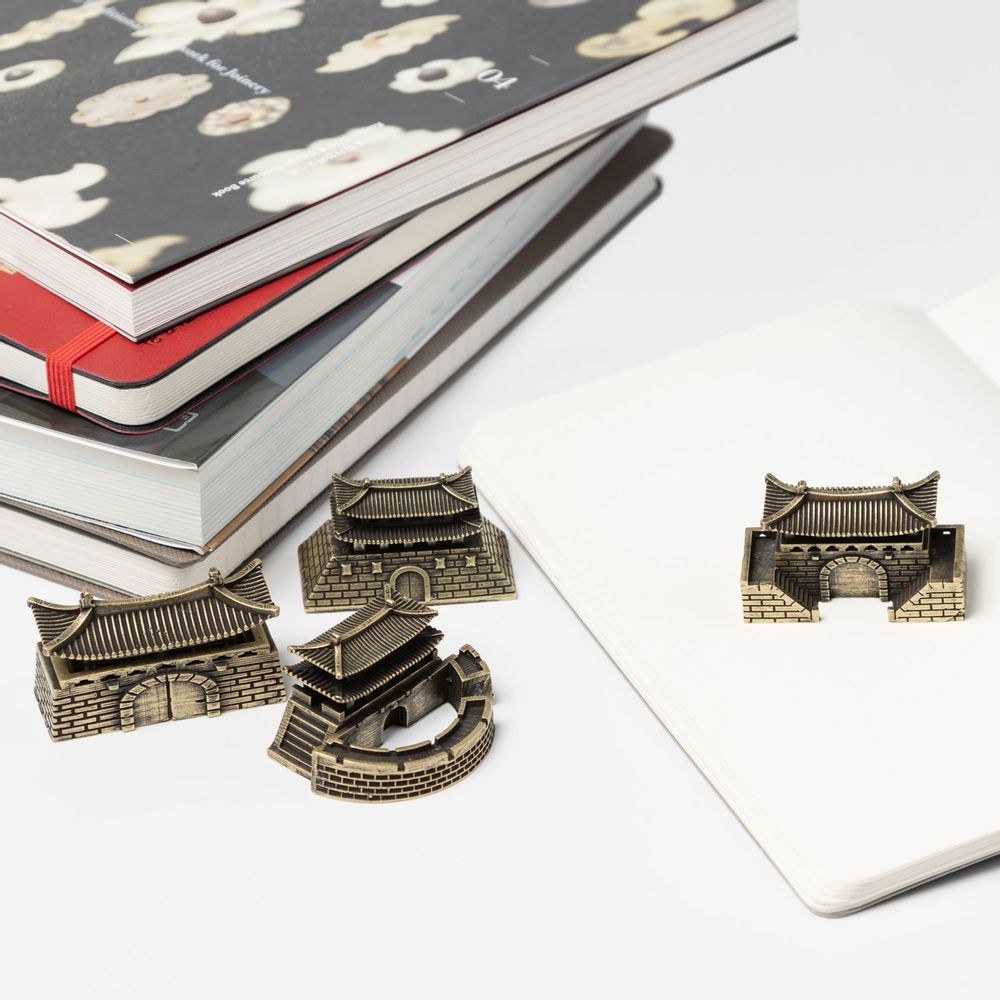 Sculptures, statuettes and miniatures - Seoul Sadaemun Paperweight & Orbze - JINCCECIL