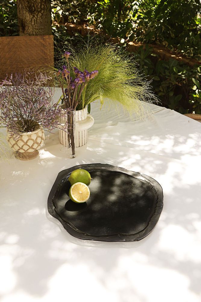 Assiettes au quotidien - Assiette ronde grise en forme de vague - HYA CONCEPT STORE