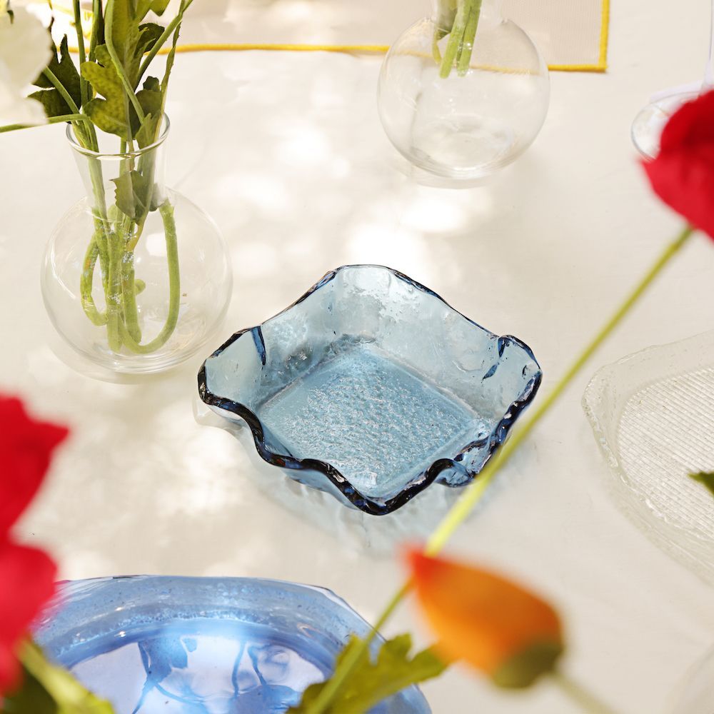 Assiettes au quotidien - Assiette ondulée carrée bleue - HYA CONCEPT STORE