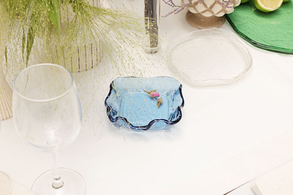 Assiettes au quotidien - Assiette ondulée carrée bleue - HYA CONCEPT STORE