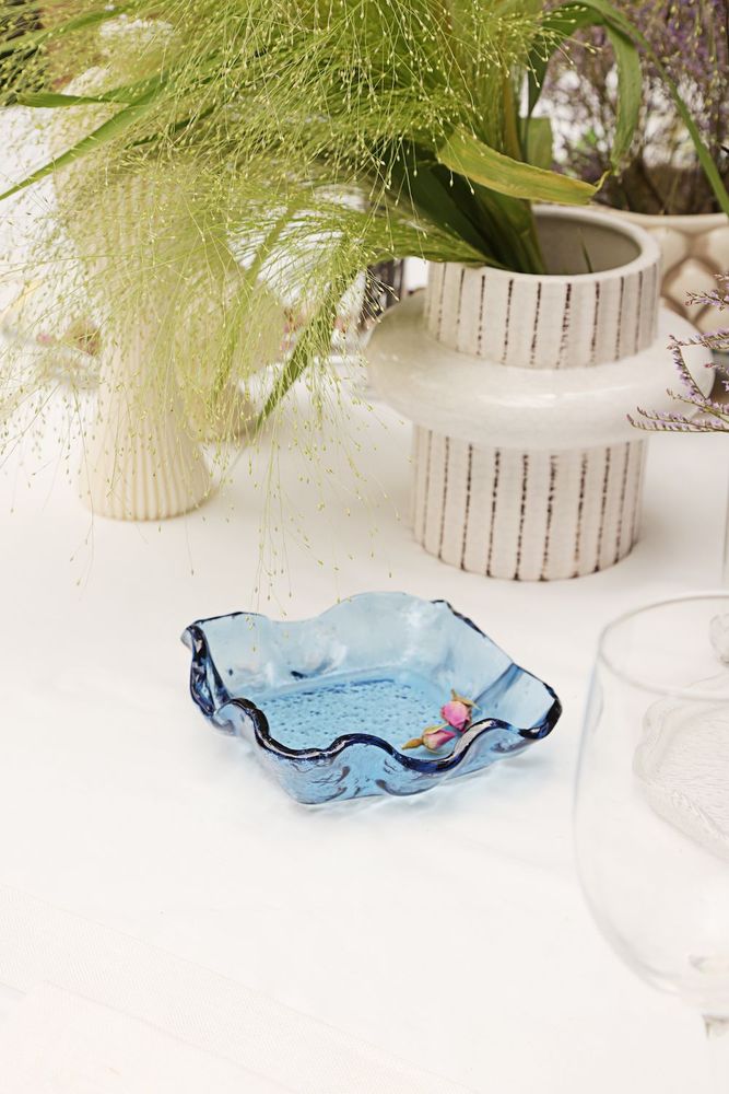 Assiettes au quotidien - Assiette ondulée carrée bleue - HYA CONCEPT STORE