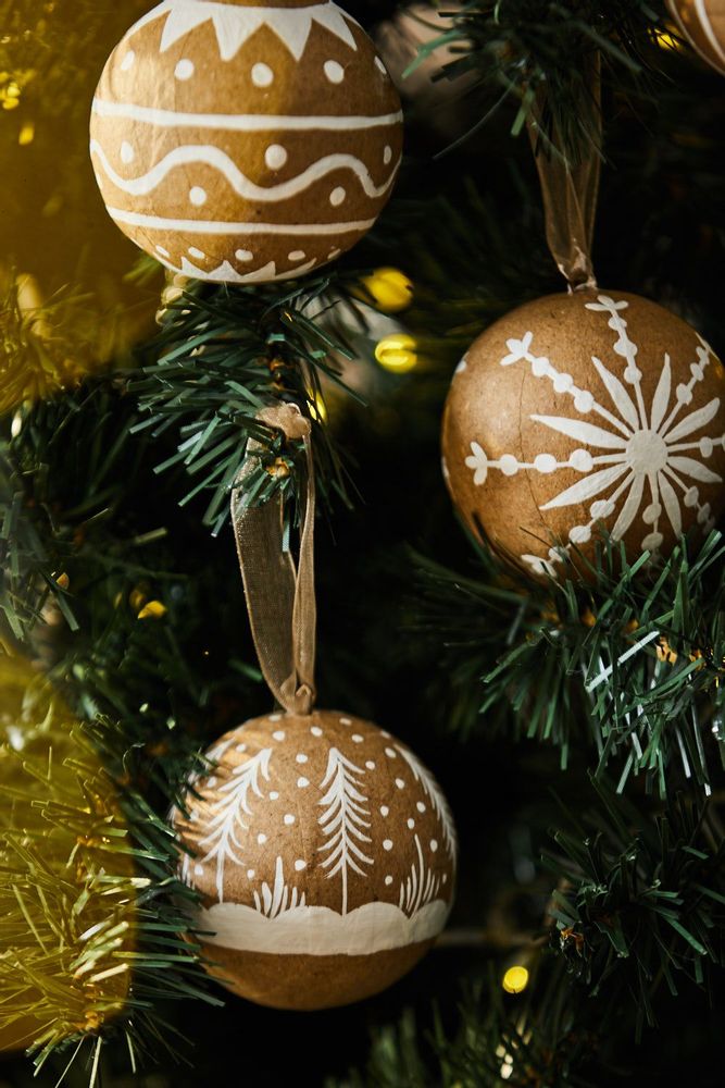 Christmas garlands and baubles - CHRISTMAS DECORATION - CALMA HOUSE
