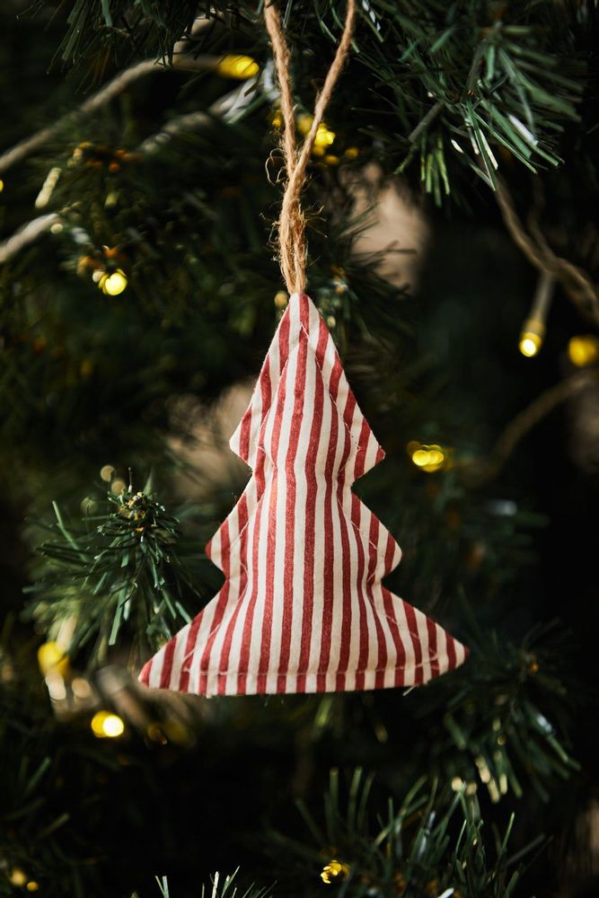 Christmas garlands and baubles - CHRISTMAS DECORATION - CALMA HOUSE