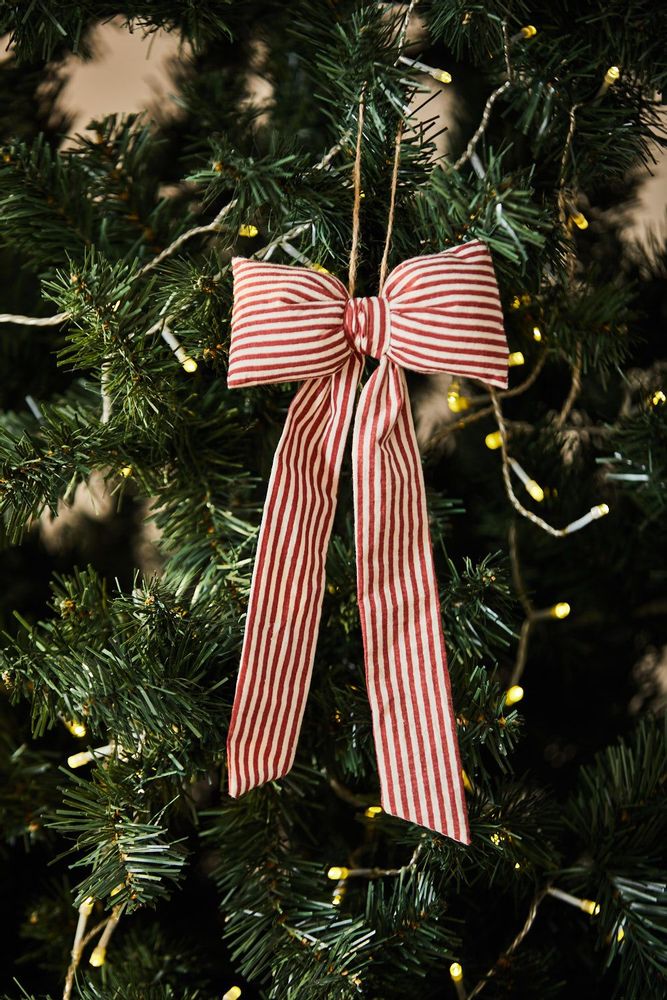 Christmas garlands and baubles - CHRISTMAS DECORATION - CALMA HOUSE